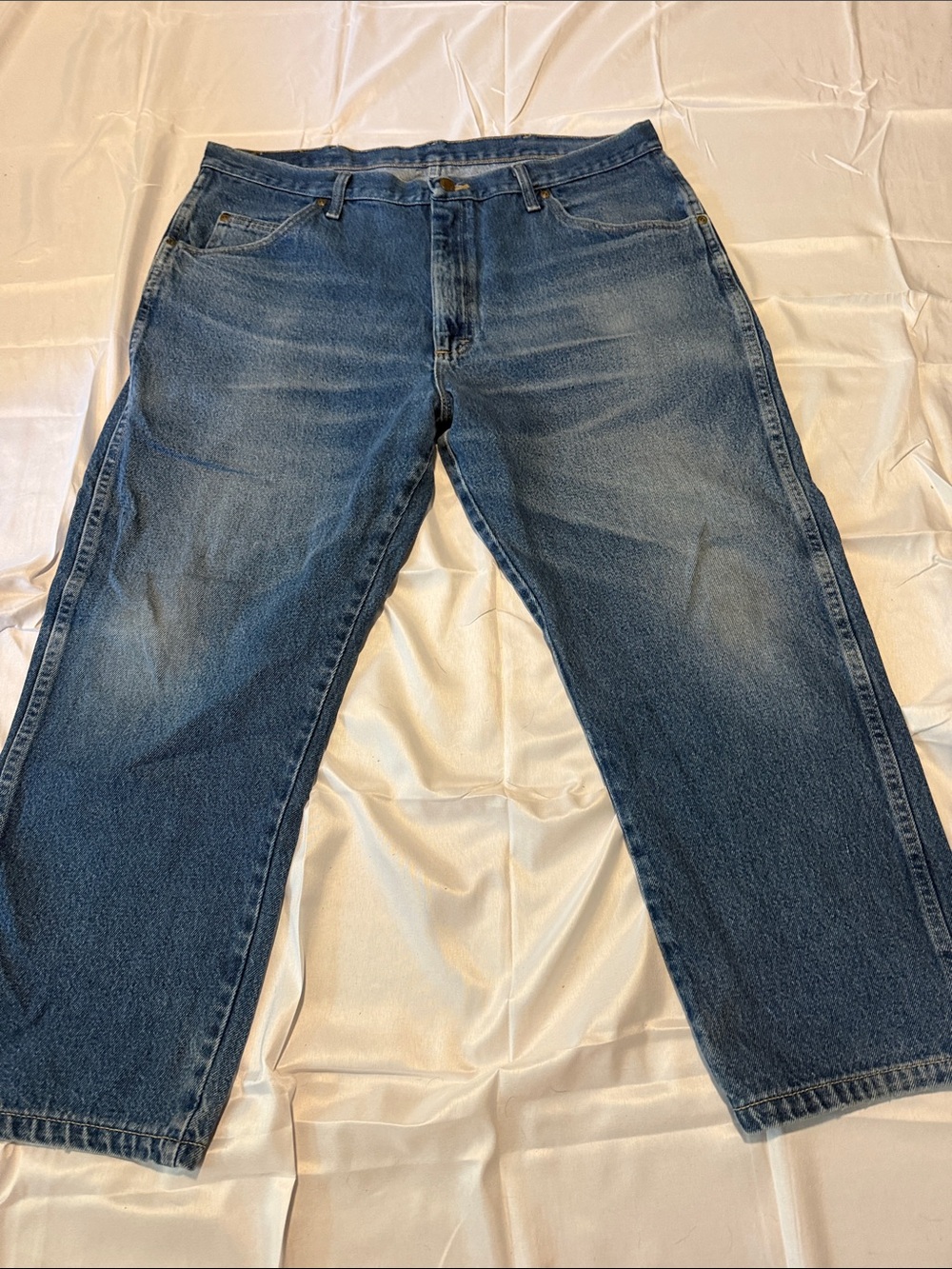 Wrangler Relaxed Fit Men's Jeans in Mid Blue